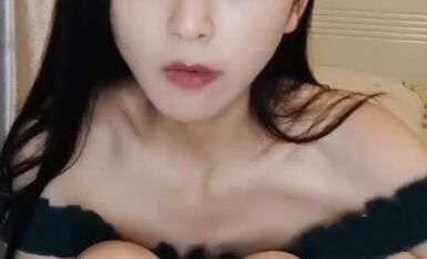 大二学舞蹈颜值美女 性感牛仔短裤对着镜头摆弄 足交特写插嘴穿上黑丝 第一视角进进出出