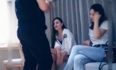 3P名场面，小哥找了俩丰满的韵味少妇骚货，轮流打炮想干谁就干谁，交叉着干，另一个在后边推着他屁股喊着 用力啊加油啊发射了