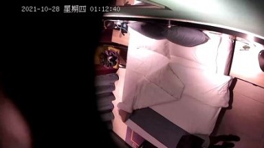 【高清 安防摄像头】上帝视角眼镜猛男午夜约炮白嫩峰腰美乳网友开房