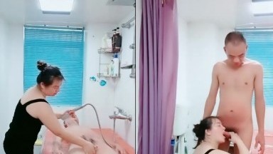 帝王式服务二女侍一夫，小哥真会玩躺在水床上享受骚货的服务